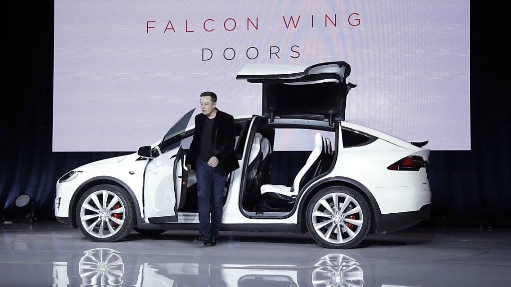Beim Tesla Model X kann die hinterste Sitzreihe bei einem Aufprall verrutschen. Das Elektrofahrzeug-Unternehmen rief deshalb 2700 Autos in die Werkstätte. (Archivbild)