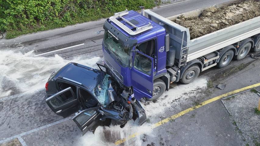Frontalkollision mit Lastwagen – zwei Verletzte