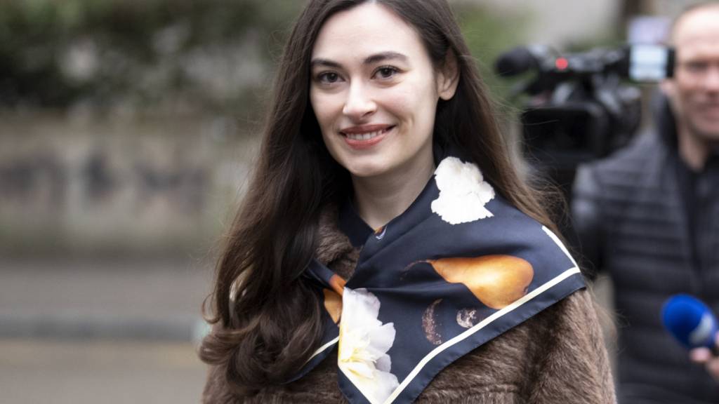 Die frühere GLP-Politikerin Sanija Ameti schoss zwanzig Mal auf ein Bild von Maria und Jesus. Dafür hat das Bezirksgericht Zürich sie nun verurteilt.