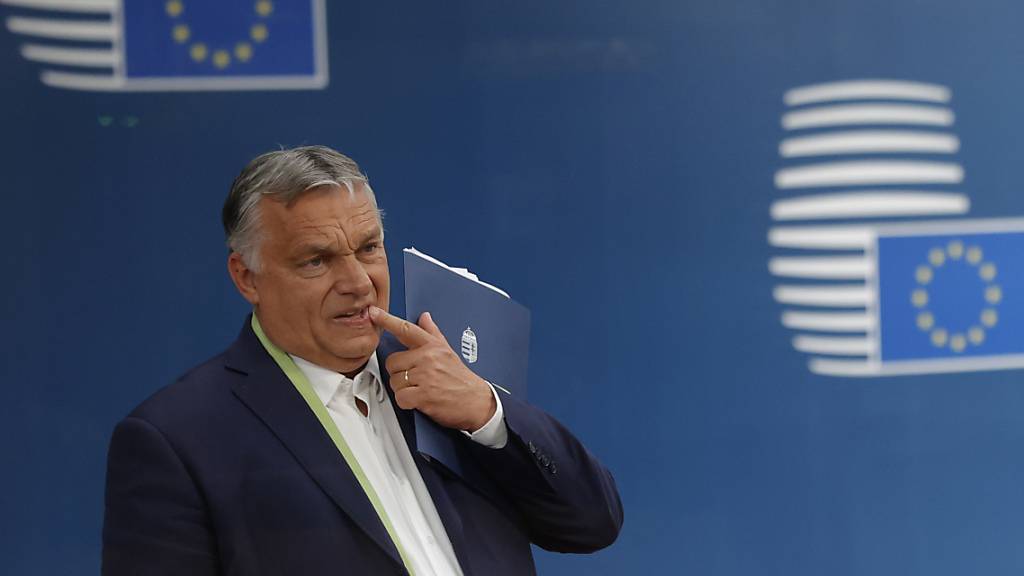 Viktor Orban, Ministerpräsident von Ungarn, verlässt nach dem Gipfel der EU-Staats- und Regierungschefs das Europagebäude. Foto: Olivier Matthys/Pool AP/dpa