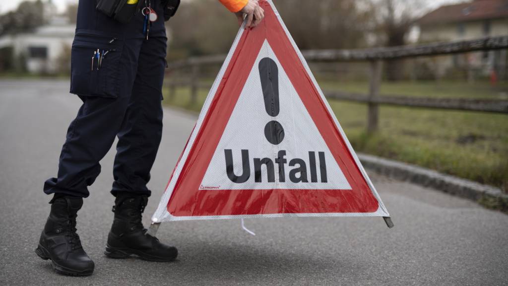 Bei einem Verkehrsunfall in Flumserberg wurden eine Frau und ein Baby eher schwer verletzt. (Symbolbild)