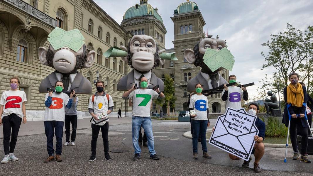 Aktivisten übergaben in Bern 23'000 Unterschriften, um ihrer Forderung nach einem klimafreundlichen Finanzplatz Nachdruck zu verleihen.