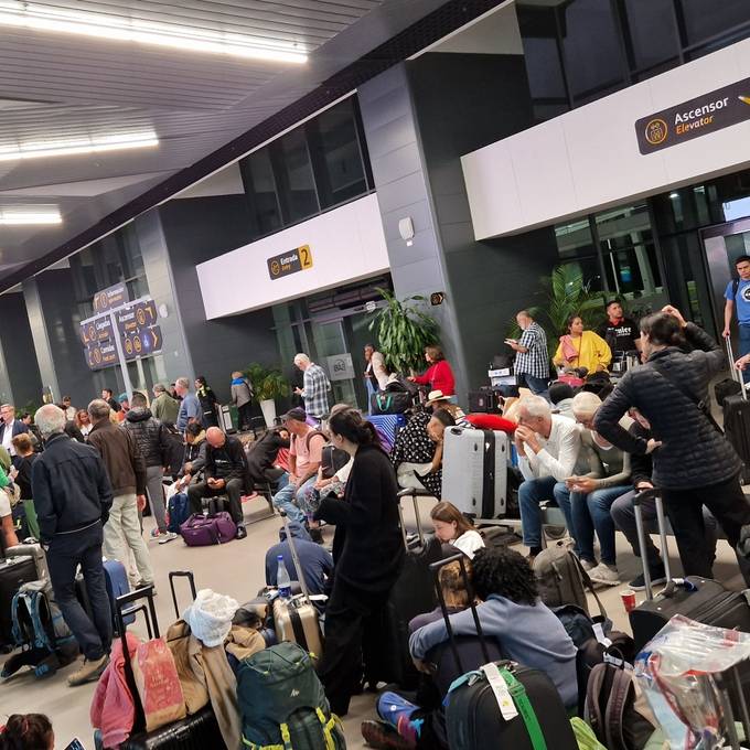 Gestrandeter Edelweiss-Passagier: «Seit 9 Stunden herrscht Chaos»
