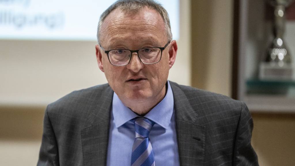 Der Schwyzer Finanzdirektor Herbert Huwiler (SVP) äusserte sich im Kantonsrat zum positiven Jahresergebnis des Kantons. (Archivaufnahme)