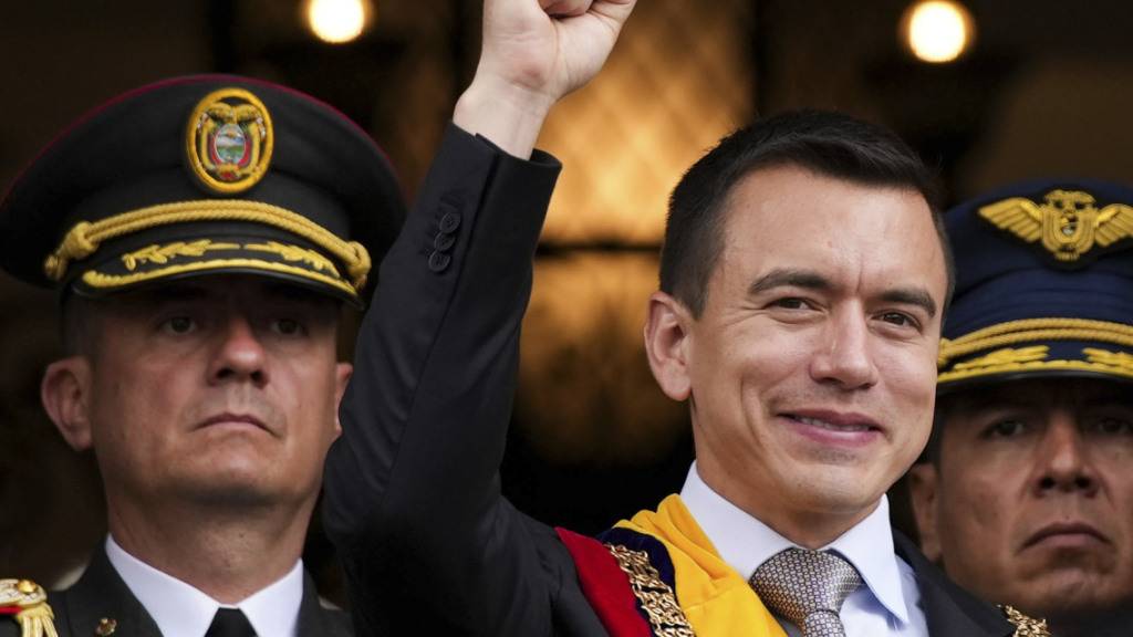 Daniel Noboa (M), frisch vereidigter Präsident von Ecuador, winkt von einem Balkon des Präsidentenpalastes Carondelet am Tag der Amtseinführung. Foto: Carlos Noriega/AP/dpa