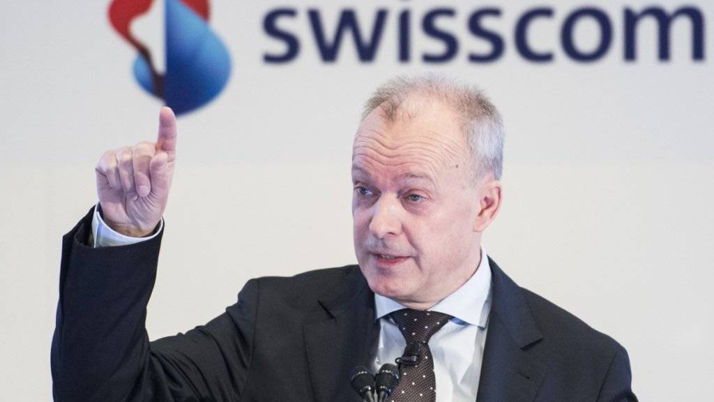 Nach oben: Swisscom-Chef Urs Schäppi freut sich im ersten Halbjahr über einen Gewinnsprung von 6,5 Prozent gegenüber dem Vorjahr. Der Telekommunikationskonzern verzeichnete im ersten Halbjahr einen Reingewinn von 839 Millionen Franken - bei geringerem Umsatz als vor einem Jahr. (Archivbild)