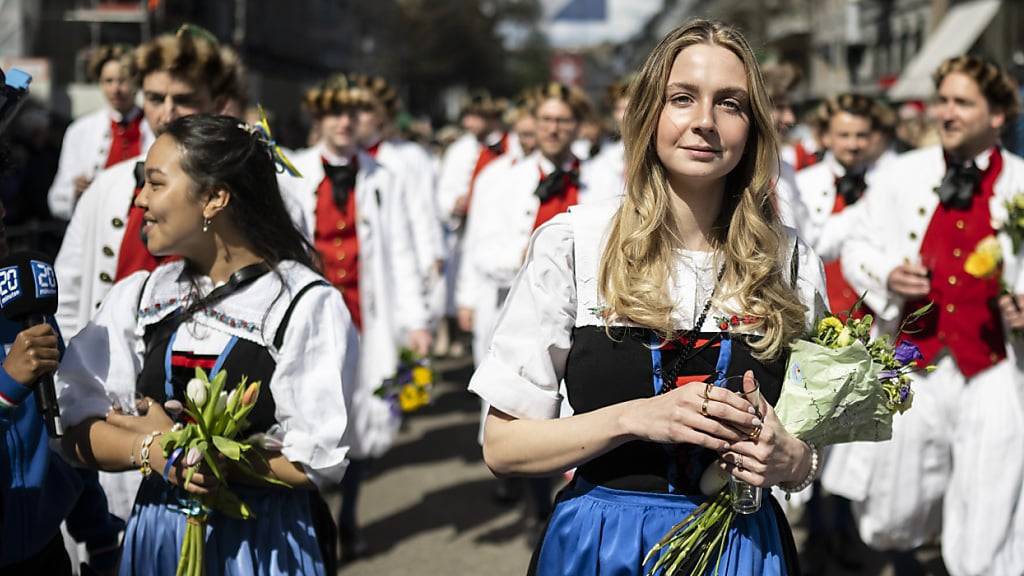 Frauen der Zunft zur Meisen liefen 2023 noch als Gäste am Zürcher Sechseläuten mit. Neu dürfen sie vollwertige Mitglieder werden - eine Premiere bei den Zünften. (Archivbild)