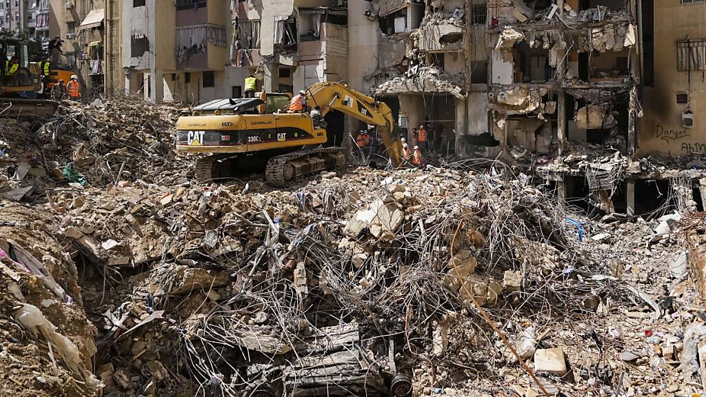 dpatopbilder - Rettungskräfte durchsuchen die Trümmer auf der Suche nach noch vermissten Personen am Ort des israelischen Angriffs vom Freitag in den südlichen Vororten. Foto: Hassan Ammar/AP