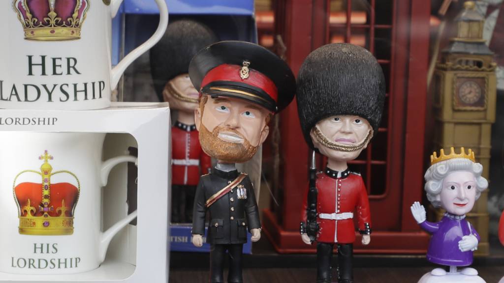Der in der Mitte verabschiedet sich ins Privatleben: Souvenirfiguren in einem Londoner Schaufenster-
