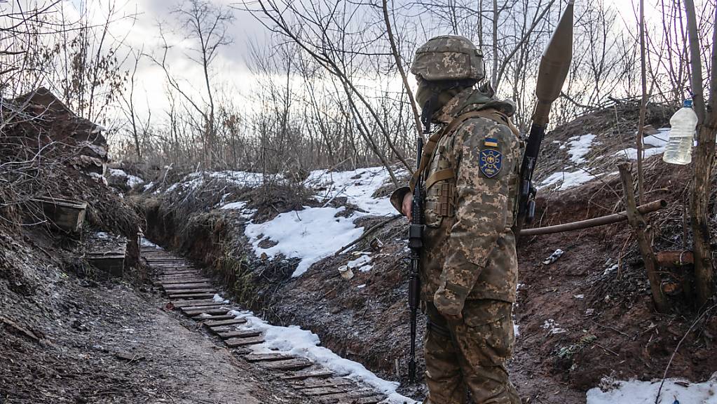Ein ukrainischer Marinesoldat steht in einem Graben. In dem Dauerkonflikt in der Ostukraine haben die Vereinten Nationen ihre Schätzung zu Opfern jetzt deutlich erhöht. Foto: Andriy Dubchak/AP/dpa