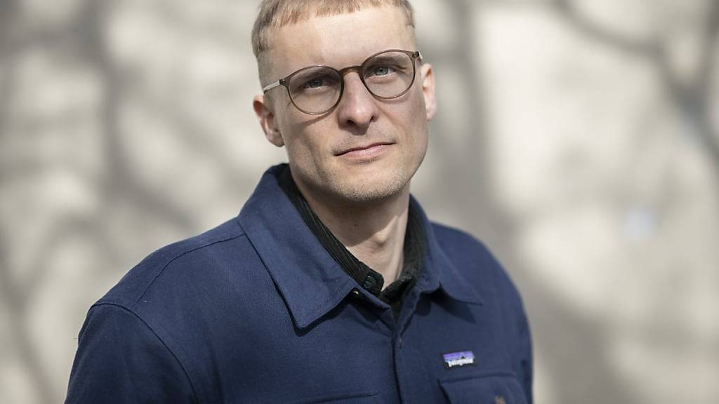 Der Übersetzer Steven Wyss hat den Roman «Terre du Ciel» (dt.: «Dorf im Himmel») von C. F. Ramuz ins Deutsche übertragen. Im Gespräch zeigt er sich fasziniert von der eigensinnigen Sprache des Waadtländer Autors.