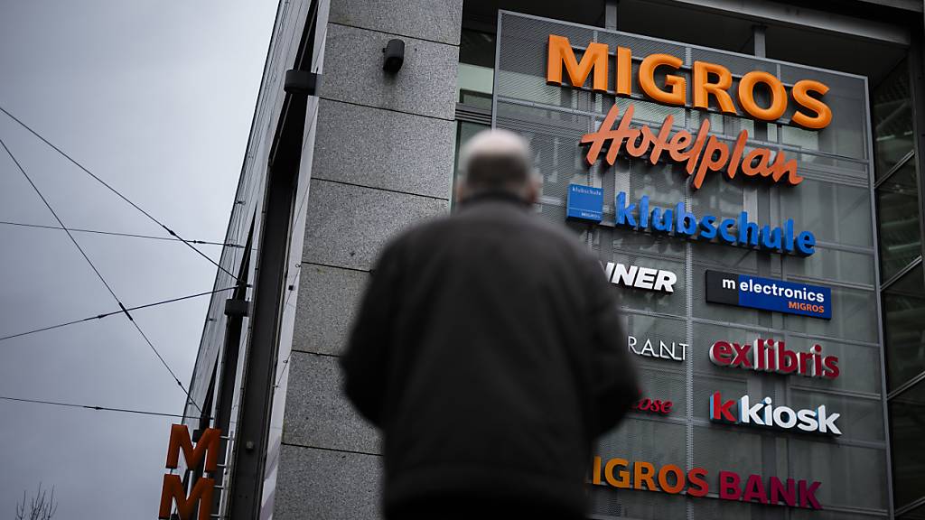 Die Migros-Gruppe hat einen tiefgreifenden Umbau eingeleitet. Nun hat sie sich mit den Sozialpartnern auf einen neuen Sozialplan geeinigt.(Archivbild)