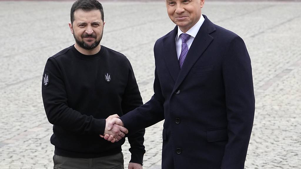 dpatopbilder - ARCHIV - Treffen in Warschau: Andrzej Duda und Wolodymyr Selenskyj. Foto: Czarek Sokolowski/AP