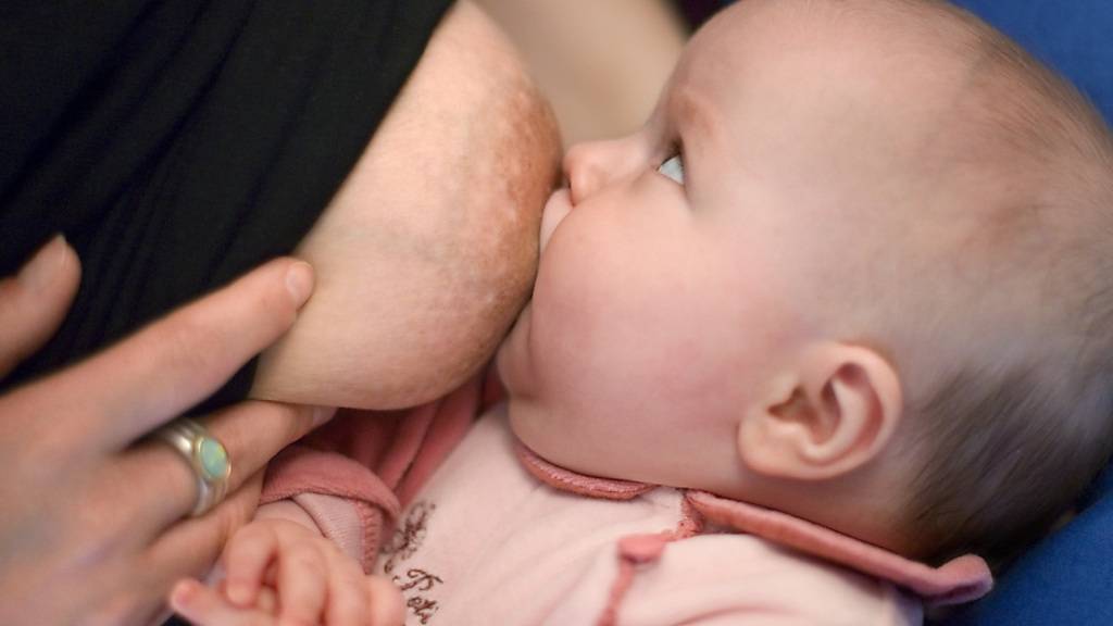 In der Muttermilch konnten Forschende in einer Studie mit 110 Frauen keine Hinweise auf infektiöse Coronaviren finden: Eine Mutter stillt ihre Tochter. (Themenbild)