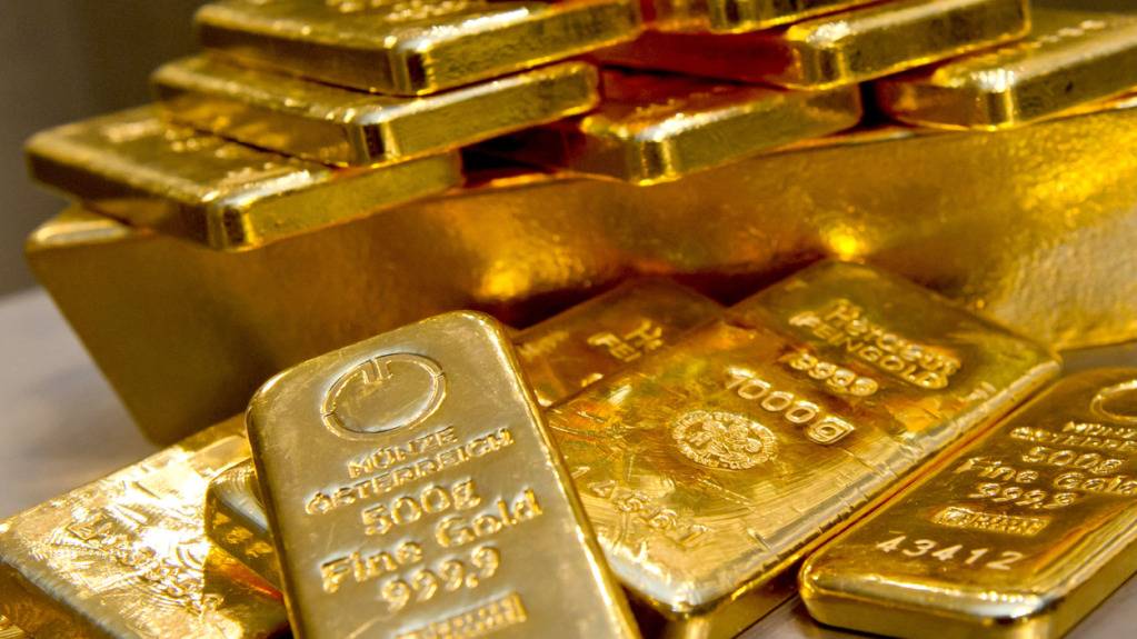 Goldbarren in unterschiedlicher Grösse liegen bei einem Goldhändler in einem Tresor. (Archivbild)