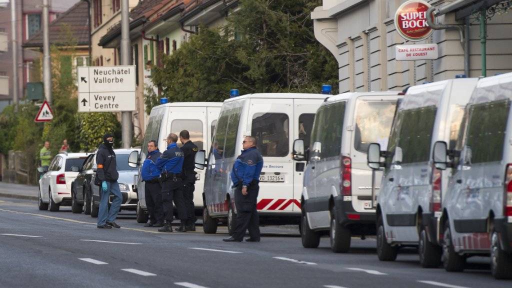 Bei der Drogenrazzia in einem Restaurant in Lausanne standen 130 Polizisten und vier Drogenspürhunde im Einsatz.