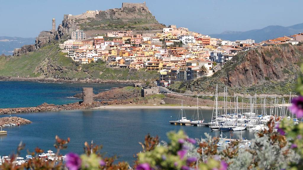 ARCHIV - Die Altstadt von Castelsardo im Nordwesten Sardiniens. Foto: Christian Röwekamp/dpa-tmn/dpa