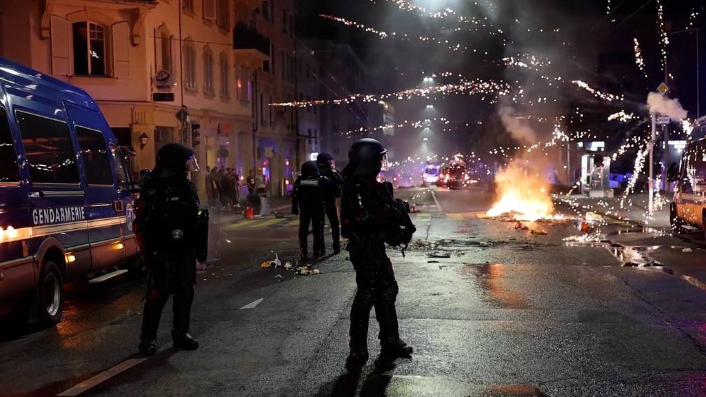 200 Jugendliche stellen sich gegen die Polizei