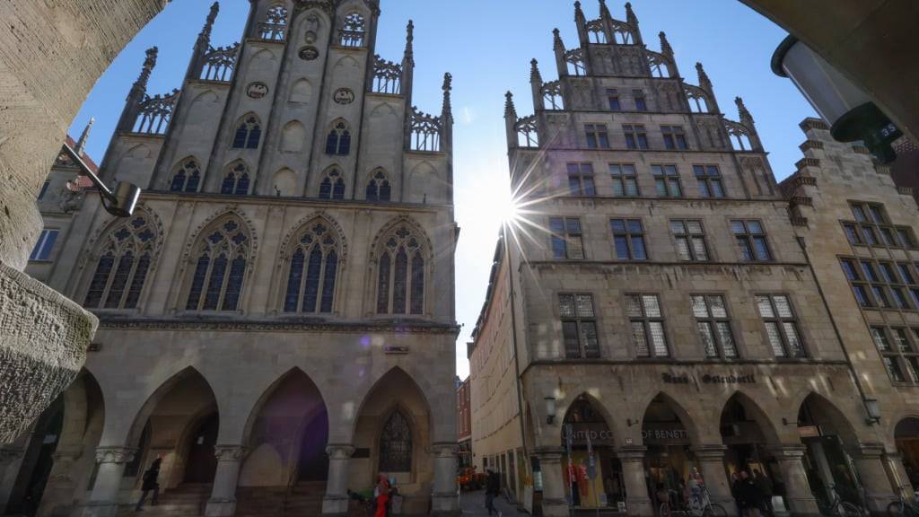 ARCHIV - Blick auf das historische Rathaus in Münster in Westfalen. Foto: Friso Gentsch/dpa
