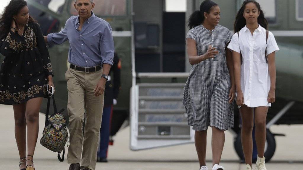 Bald muss die Familie Obama ihr langjähriges Zuhause, das weisse Haus, verlassen: Mama Michelle (2.v.r.) befürchtet eine «harte Zeit» für ihre Töchter. (Archivbild)