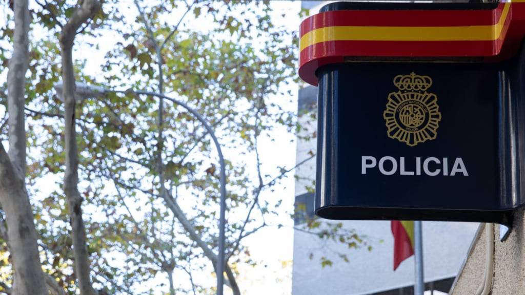 ARCHIV - Ein Schild der spanischen Polizei hängt an ihrem Hauptsitz in der Stadt Palma. Foto: Clara Margais/dpa