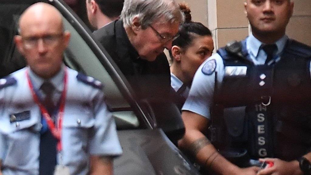 Der wegen Kindesmissbrauchs verurteilte Kurienkardinal George Pell (Mitte) ist am Mittwoch in Australien vor Gericht erschienen, weil er Berufung gegen seinen Gerichtsentscheid eingelegt hat.