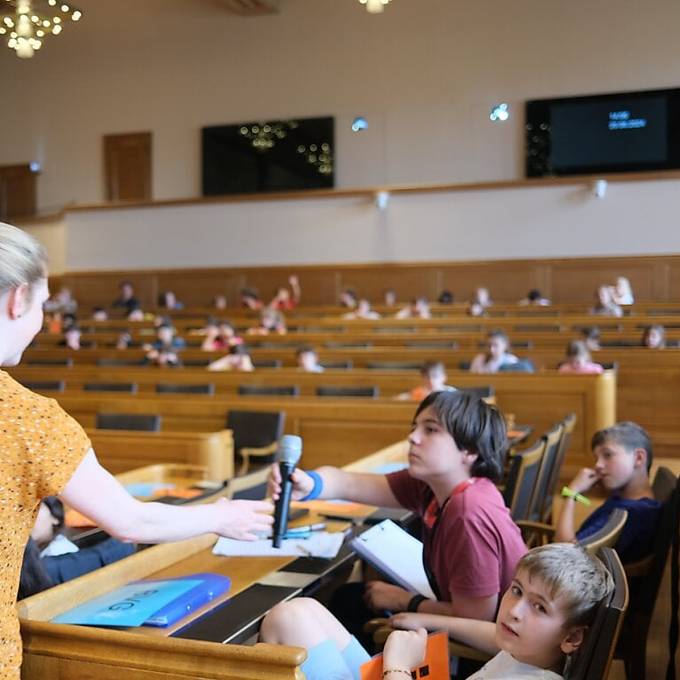 Berner Kinderparlament lobt YB und rügt die BEA