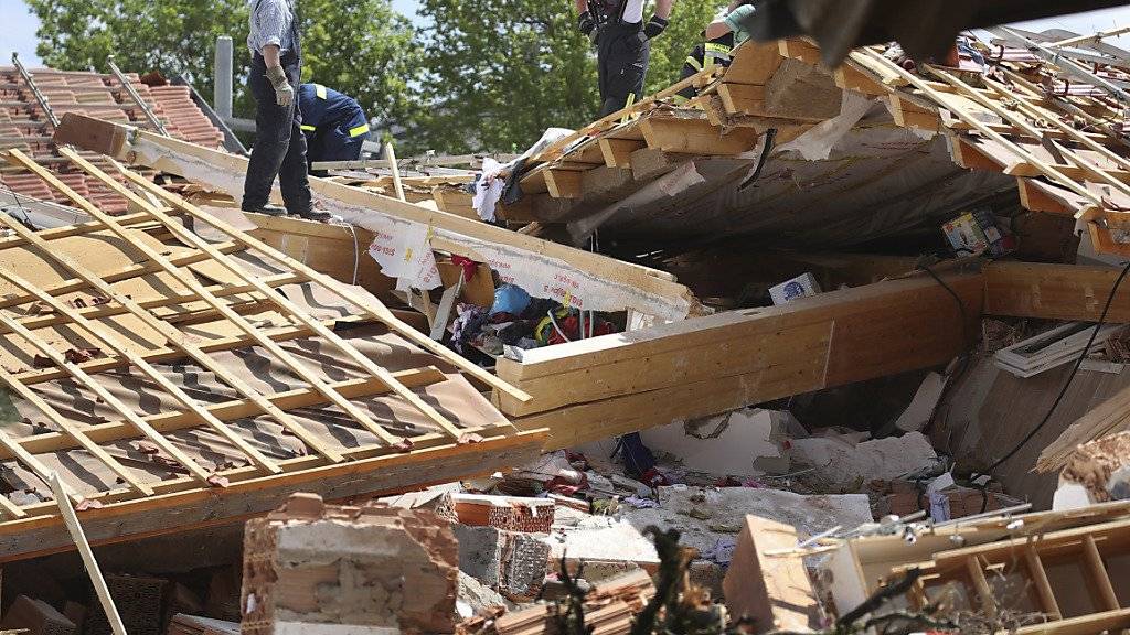 Bei einer Explosion in einem dreistöckigen Wohnhaus im Ostallgäu sind mehrere Bewohner verschüttet worden. Einsatzkräfte konnten am Sonntag zunächst eine Frau schwer verletzt aus den Trümmern bergen. Vermisst wurden gegen Mittag noch ein Erwachsener und ein Kind.