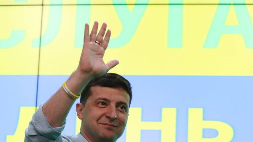 Der ukrainische Präsident Wolodymyr Selenskyj darf nach der Parlamentswahl mit der absoluten Mehrheit der Sitze rechnen.