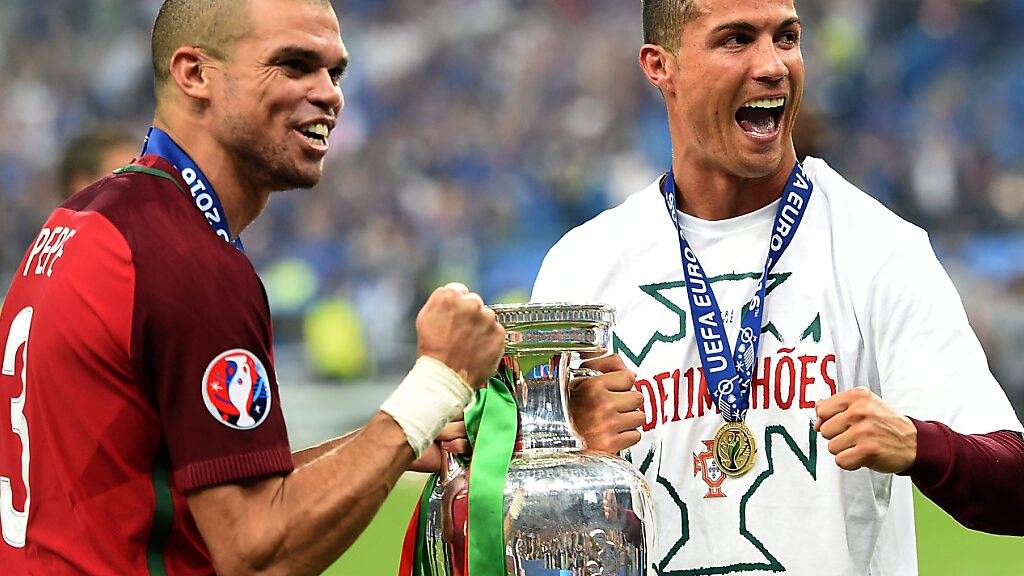 Pepe und Cristiano Ronaldo gewannen 2016 den EM-Final in Paris gegen Gastgeber Frankreich. Es war der einzige Sieg der Iberer in den letzten 14 Begegnungen mit den Franzosen