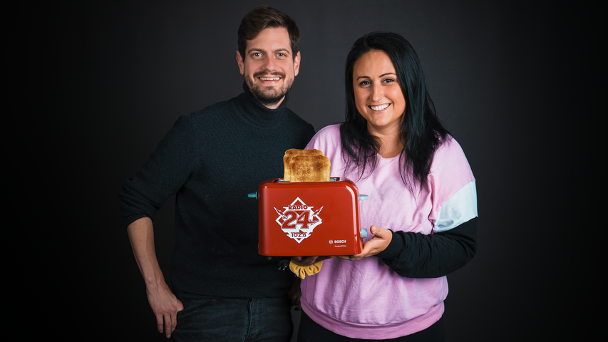 Schlage Nina und Dominik und gewinne einen brandneuen Radio 24-Toaster