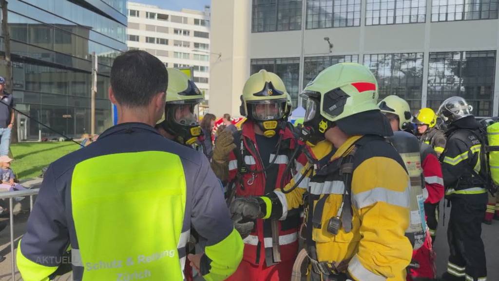 Ausdauertest im Prime Tower: Feuerwehrleute kämpfen sich 126 Meter nach oben