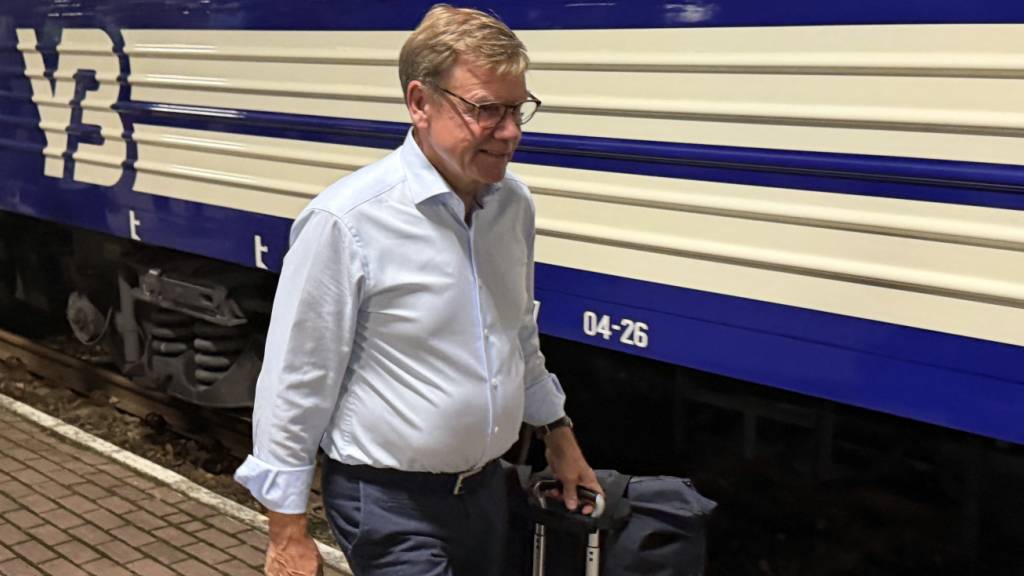 Deutschlands Außenminister Johann Wadephul (CDU) steigt auf dem Bahnhof von Przemysl auf seiner Reise in die Ukraine in einen Zug. Foto: Michael Fischer/dpa