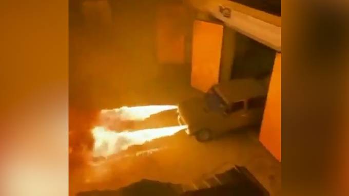 Russe pimpt sein Auto mit Flammenwerfer