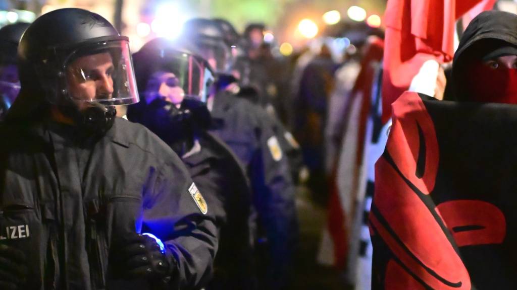 Polizisten begleiten den Schwarzen Block.bei der Demonstration «Revolutionärer 1. Mai - Freiheit. Frieden. Solidarität.». Am 1. Mai finden bundesweit mehrere Demonstrationen und Veranstaltungen statt. Foto: Sebastian Gollnow/dpa