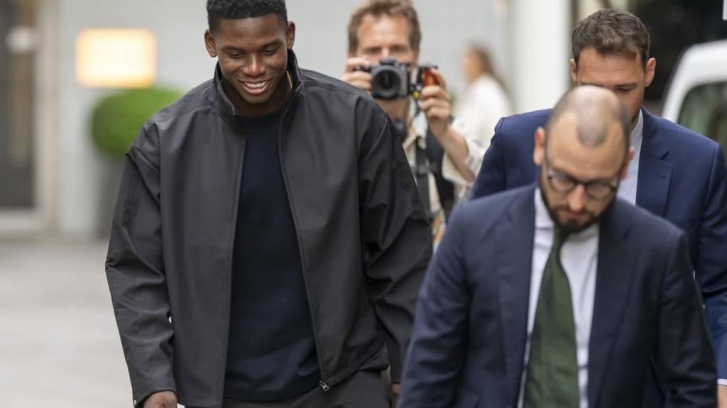 Nationalspieler Breel Embolo beim Eingang zum Appellationsgericht Basel-Stadt am Mittwoch.