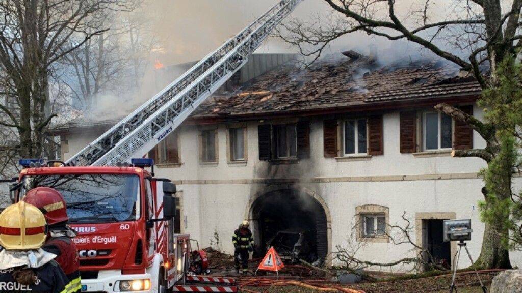 40 Feuerwehrleute kämpften am Samstag in Villeret BE gegen die Flammen. (Archiv)