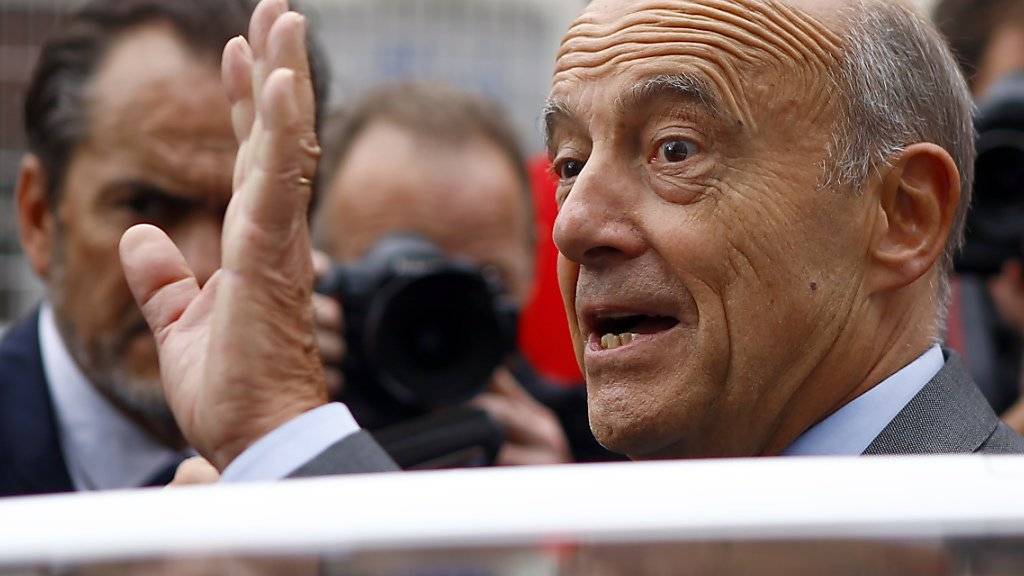 Alain Juppé, Bürgermeister von Bordeaux, ist Sarkozys grösster innerparteilicher Rivale. Mit seiner ruhigen Art und seinen gemässigten politischen Ansichten ist er bei den Franzosen deutlich beliebter als Sarkozy.  (Archiv)