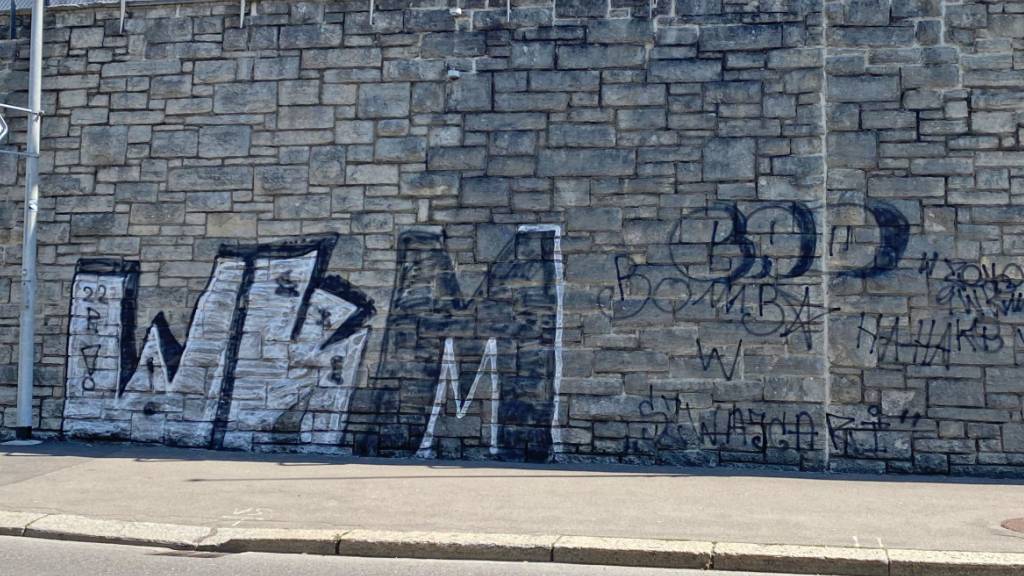 Auf Mauer beim Kirchplatz gesprayt – Polizei nimmt 21-Jährigen fest
