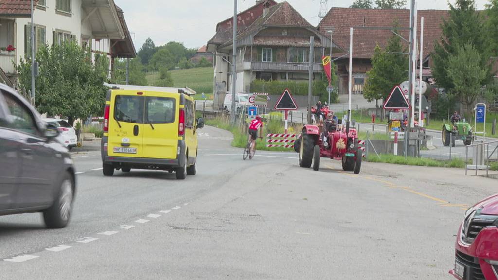 Mit 18km/h unterwegs: Hans Bachofner überquert mit seinem Porsche-Traktor vier Pässe