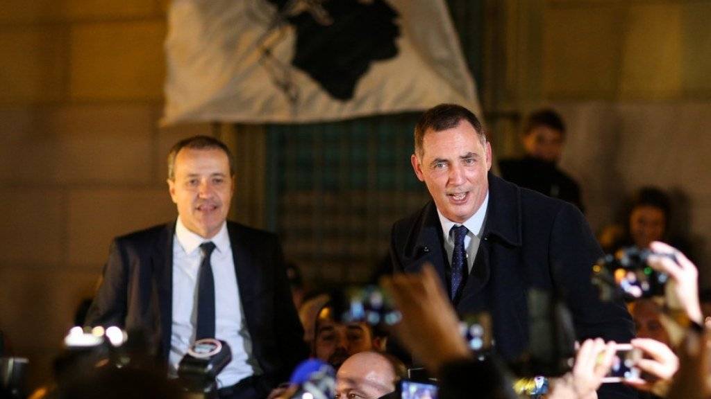 Sie sind mit ihrem nationalistischen Bündnis die klaren Sieger der Wahl auf Korsika: Gilles Simeoni (r.) und Jean-Guy Talamoni (l.) - hier beim Feiern mit Anhängern in Bastia.