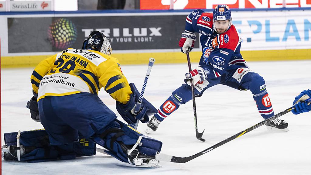 Die endgültige Entscheidung für die ZSC Lions: Justin Sigrist bezwingt den HCD-Goalie Sandro Aeschlimann zum 4:1