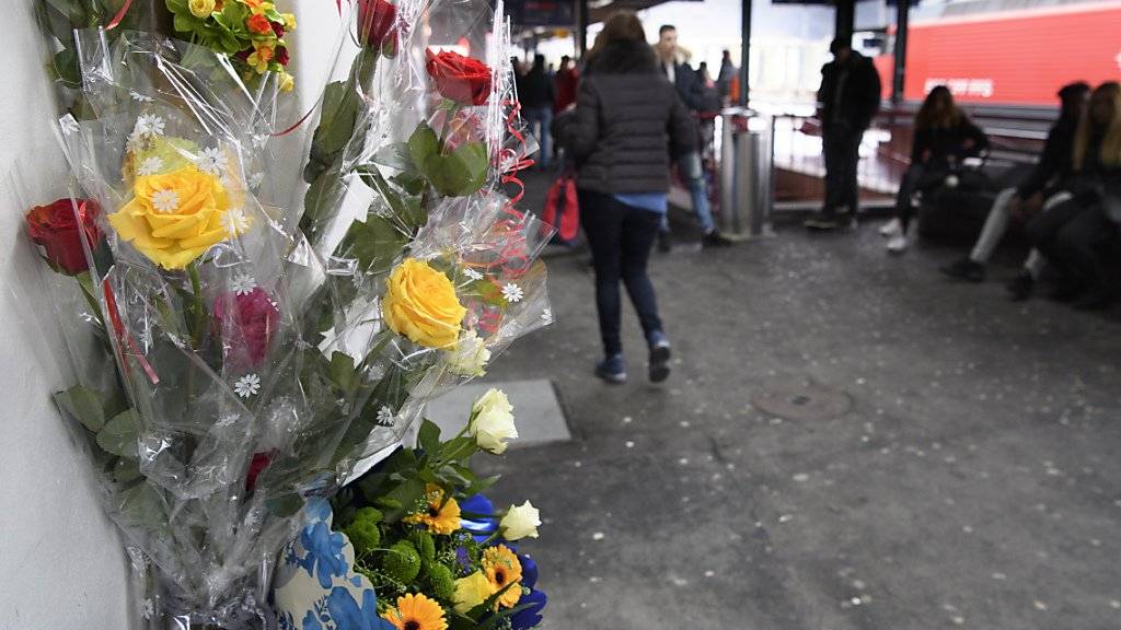 Am Bahnhof von Martigny VS erinnern Blumen an die am Freitag bei einem Streit getötete Person.