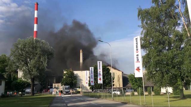 Rauchwolken über Jura-Cement-Fabrik