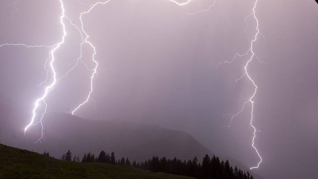 Blitz und Donner im Kanton Schwyz: Ein heftiges Gewitter in der Nacht auf Samstag führte zwischen Brunnen und Gersau zu einem Erdrutsch. (Symbolbild)