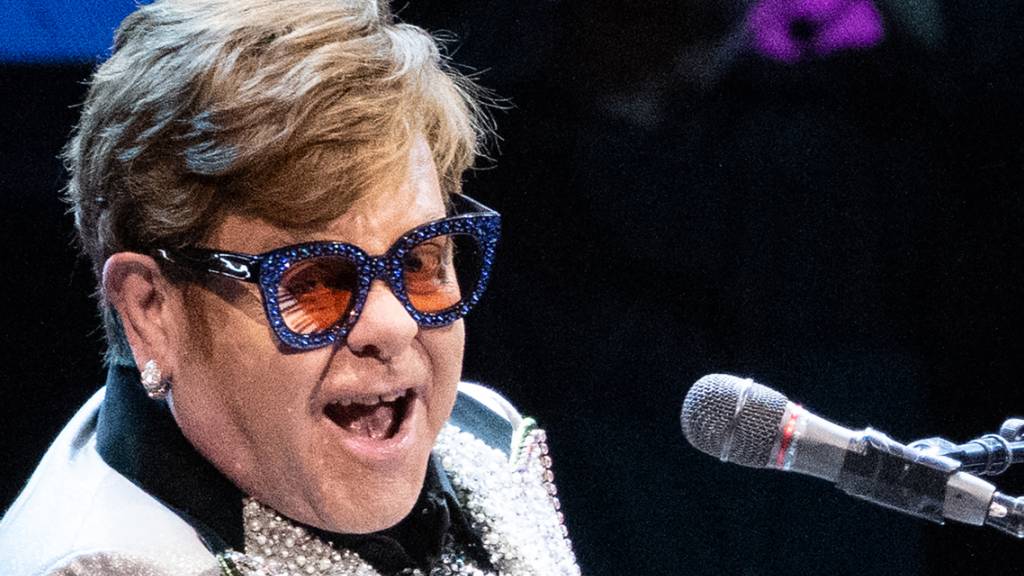 Elton John sitzt in der Olympiahalle München bei einem Konzert im Rahmen seiner «Farewell Yellow Brick Road Tour 2023» auf der Bühne.