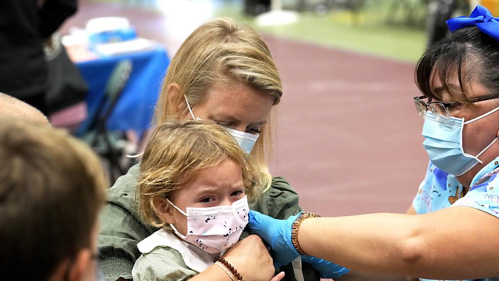 Kinder leiden unter der Corona-Pandemie besonders stark. Kliniken in Deutschland und der Schweiz sind laut der Soziologin Tanja Krones voll von psychosomatisch erkrankten Kindern. (Symbolbild)