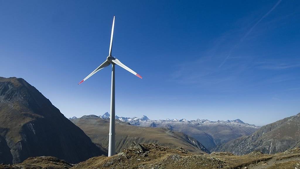 Windrad-Anwohnende sollen sich an den Anlagen zukünftig beteiligen können. Im Bild das höchste Windrad der Schweiz auf 2465 Meter über Meer beim Nufenenpass.