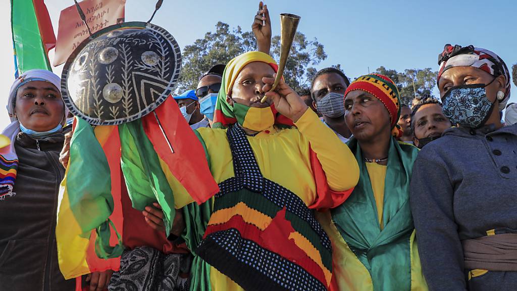Protestteilnehmerin bei einer von der äthiopischen Regierung organisierten Demonstration gegen die Volksbefreiungsfront von Tigray (TPLF). Der Konflikt zwischen der Regierung und Rebellen aus der nördlichen Region Tigray erfasst wachsende Teile des Landes. Foto: Uncredited/AP/dpa
