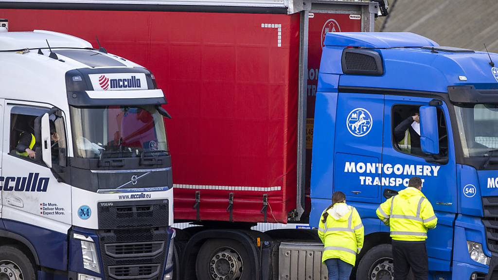ARCHIV - Am Einlaufhafen in Belfast werden die Papiere eines Lastwagenfahrers kontrolliert. Nach der Ankündigung des Stopps von Brexit-Kontrollen für britische Importe in Nordirland haben die britische Außenministerin Truss und Nordirland-Minister Brandon Lewis ankündigten, nicht einzugreifen. Foto: Liam Mcburney/PA Wire/dpa